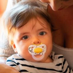 Medela Baby Fopspeen Original Hoge Acceptatie Orthdontisch Ergonomische Vorm - Sunshine Yellow - 18+ Maanden - 2 Stuks 24 Medela Baby Fopspeen Original Hoge Acceptatie Orthdontisch Ergonomische Vorm - Sunshine Yellow - 18+ Maanden - 2 Stuks -Zuigelingenvoeding 1200x1200 109