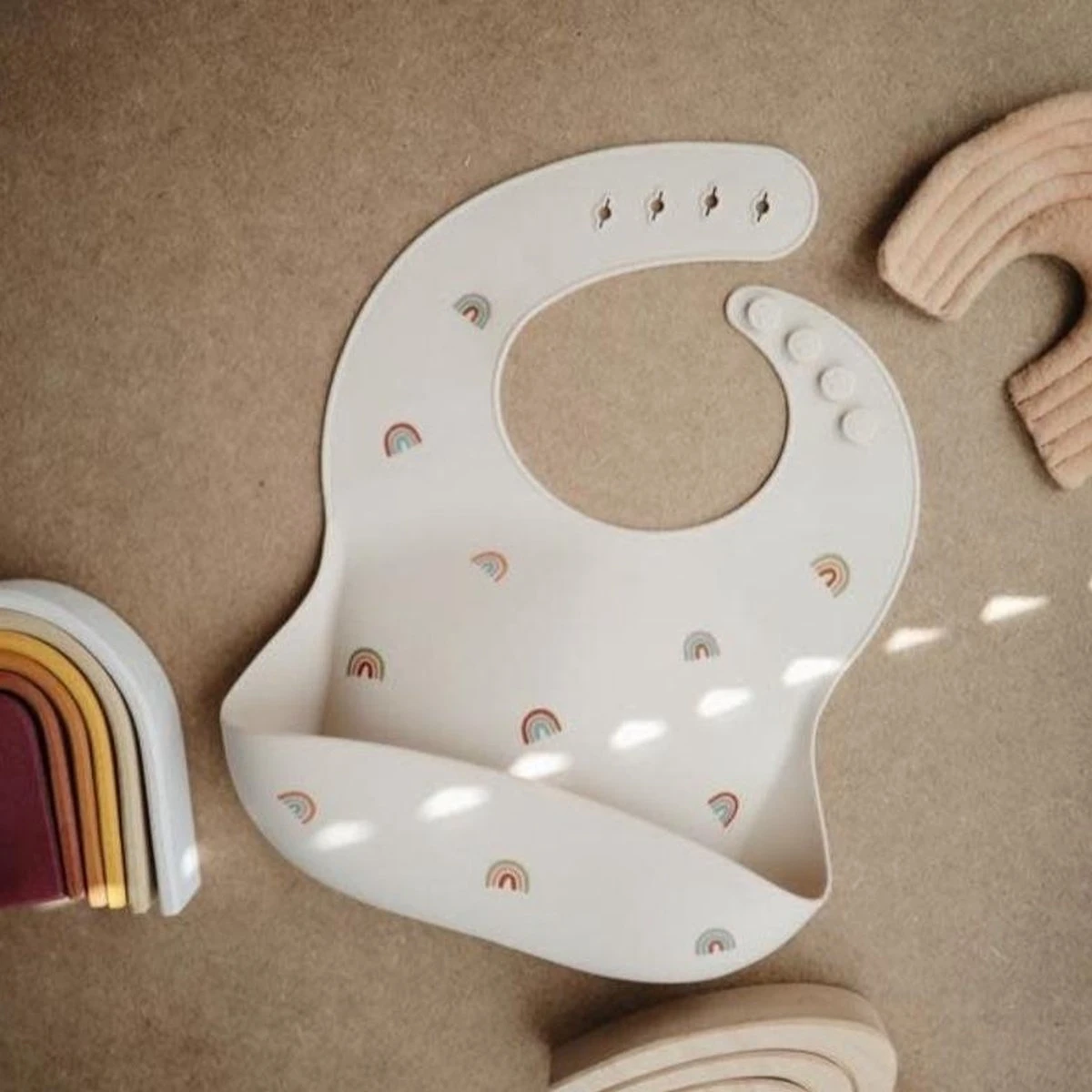 Mushie | Siliconen Slab Met Opvangbakje | Rainbow | Regenboog | Baby | Eten & Drinken 3 Mushie | Siliconen Slab Met Opvangbakje | Rainbow | Regenboog | Baby | Eten & Drinken