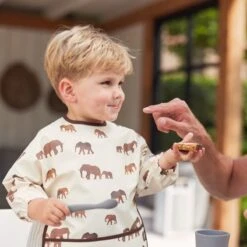 Jollein Slab Waterproof Met Mouw Meadow - Rosewood -Zuigelingenvoeding 1200x1200 1154