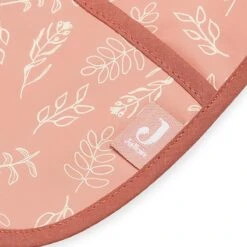 Jollein Slab Waterproof Met Mouw Meadow - Rosewood -Zuigelingenvoeding 1200x1200 1156