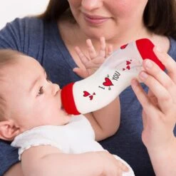 Difrax Anti-Colic S-Babyfles Natural - 250 Ml - I Love You/Rood 21 Difrax Anti-Colic S-Babyfles Natural - 250 Ml - I Love You/Rood -Zuigelingenvoeding 1200x1200 541