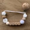 Speenkoord Met Naam | Gepersonaliseerd | Bloem - Hout | Kraamcadeau | Baby | Speenclip | Speenketting | Bebbes 1 Speenkoord Met Naam | Gepersonaliseerd | Bloem - Hout | Kraamcadeau | Baby | Speenclip | Speenketting | Bebbes -Zuigelingenvoeding 1200x1200 947