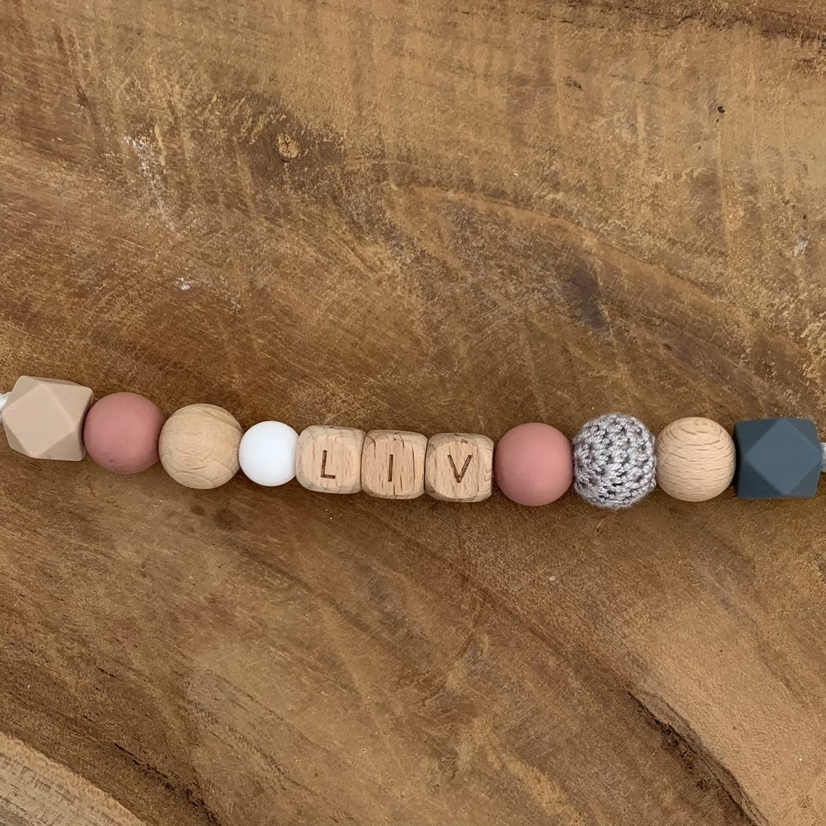 Speenkoord Met Naam | Gepersonaliseerd | Donker Roze - Hout | Kraamcadeau | Baby | Speenclip | Speenketting | Bebbes 4 Speenkoord Met Naam | Gepersonaliseerd | Donker Roze - Hout | Kraamcadeau | Baby | Speenclip | Speenketting | Bebbes - Afbeelding 2