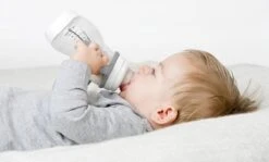 Difrax Anti-Colic Papfles XL Wide - 310 Ml - Wit/Transparant - 2 Stuks 9 Difrax Anti-Colic Papfles XL Wide - 310 Ml - Wit/Transparant - 2 Stuks -Zuigelingenvoeding 1200x725 3