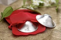 Tepelkapjes - Silver Nursing Cups- De Originele Zilveren Tepelbeschermer- 925 ZilverTepelkapjes - Maat M 21 Tepelkapjes - Silver Nursing Cups- De Originele Zilveren Tepelbeschermer- 925 ZilverTepelkapjes - Maat M -Zuigelingenvoeding 1200x784