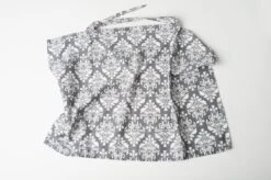 Udder Covers Borstvoedingsdoek - Voedingsdoek - Grace - Grijs Wit Print -Zuigelingenvoeding 1200x798 11