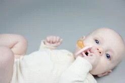 SWIM ESSENTIALS HEVEA Dental Speen Orthodontisch Powder Pink 0-3 Mnd -Zuigelingenvoeding 1200x800 12