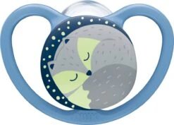 Nuk Space Night- Siliconen Fopspenen, 2st. Set- Gloeit In Het Donker 18-36 Maanden -Zuigelingenvoeding 1200x860 1