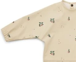 Liewood Merle Slabbetje Met Mouwen Peach/sea Shell Mix -Zuigelingenvoeding 1200x988