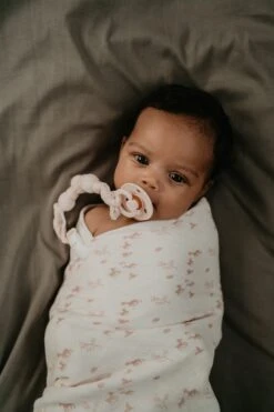 Snoozebaby Organisch Speenkoord Geknoopt Peach Blush - 10 Cm -Zuigelingenvoeding 800x1200 43