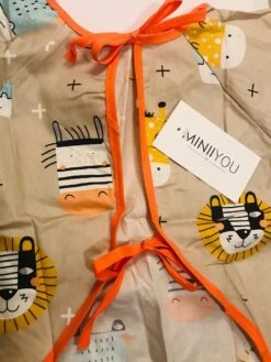 Slabbetje Lange Mouwen Met Opvangbak Jongens - Leeuw - 12-36 Maanden - Katoenen Mouwen Met Kunststof Voorzijde - Lange Mouwen Slabber 7 Slabbetje Lange Mouwen Met Opvangbak Jongens - Leeuw - 12-36 Maanden - Katoenen Mouwen Met Kunststof Voorzijde - Lange Mouwen Slabber -Zuigelingenvoeding 900x1200 23